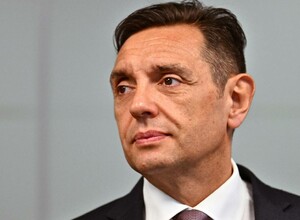 Россия, в отличие от Запада, никогда не шантажировала Сербию, заявил Вулин