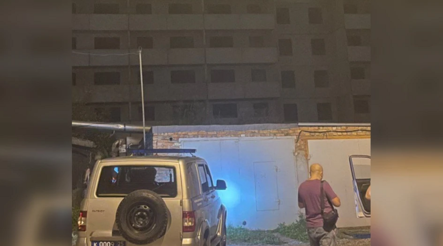 Во Владивостоке ночью с заброшенного здания упала женщина