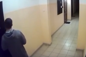 В многоквартирных домах на улице Нейбута и Ватутина неизвестные мужчины дергают ручки входных дверей квартир.