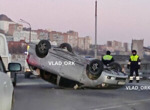 ДТП с перевертышем перекрыло дорогу во Владивостоке