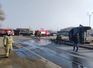 В Приморье из перевернутого бензовоза разлилось 8 тонн топлива